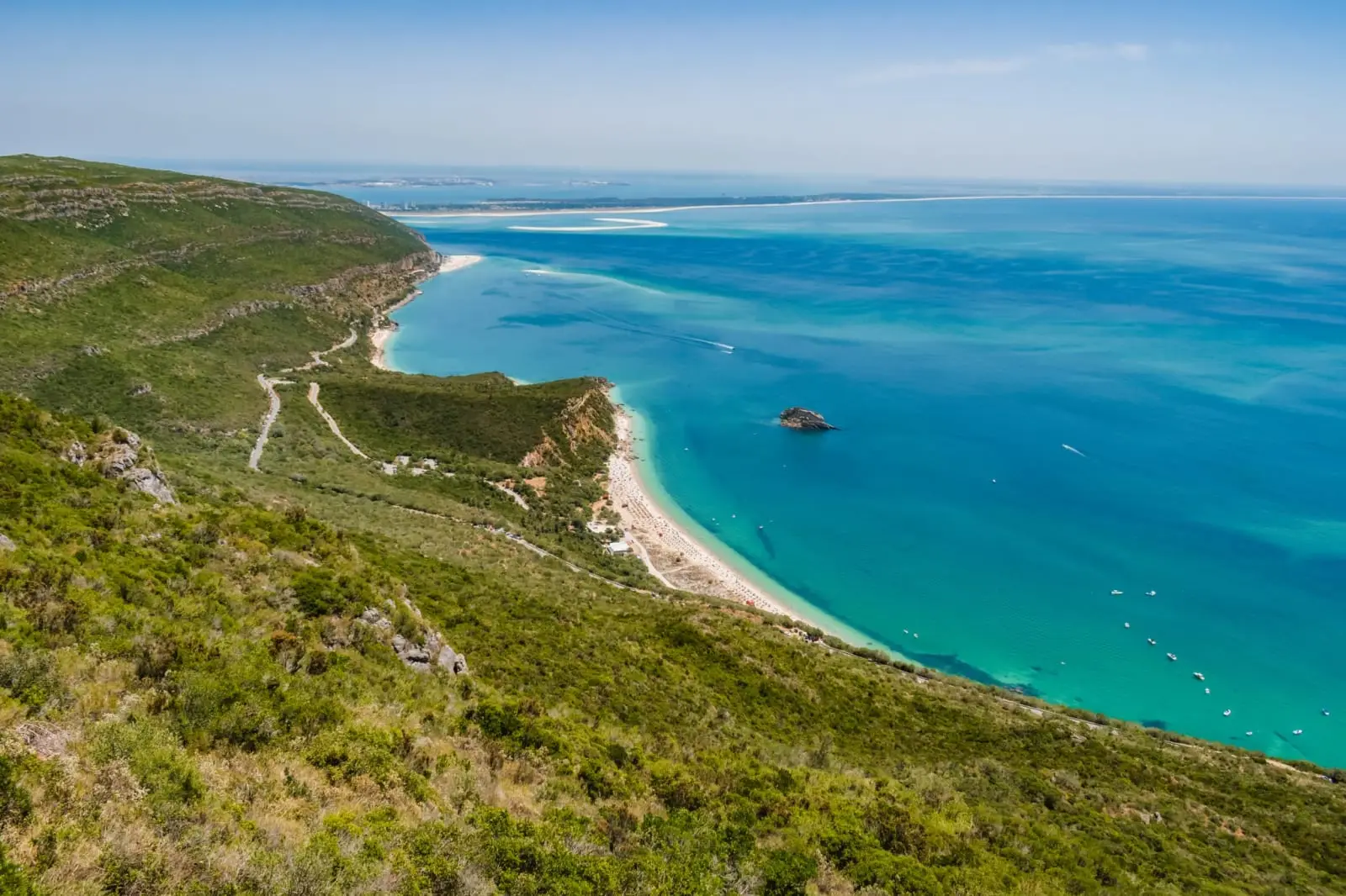 Costa da Serra da Arrábida com mar azul-turquesa e praia de areia clara