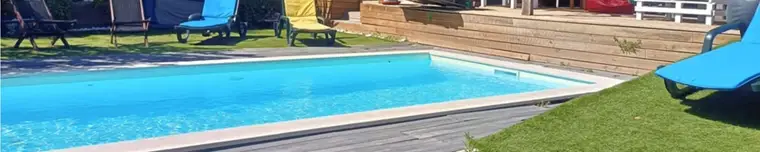 Relvado e piscina com espreguiçadeira azul